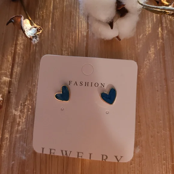 💙💙Super Adorable Blue Colored Heart  Stud Earrings💙💙 - Picture 14 of 15